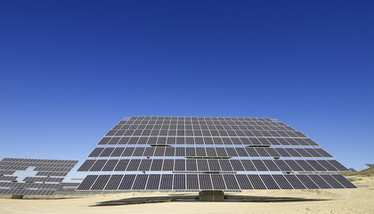 光伏玻璃價格驟降，是短期波動還是長期趨勢？未來走勢深度解析